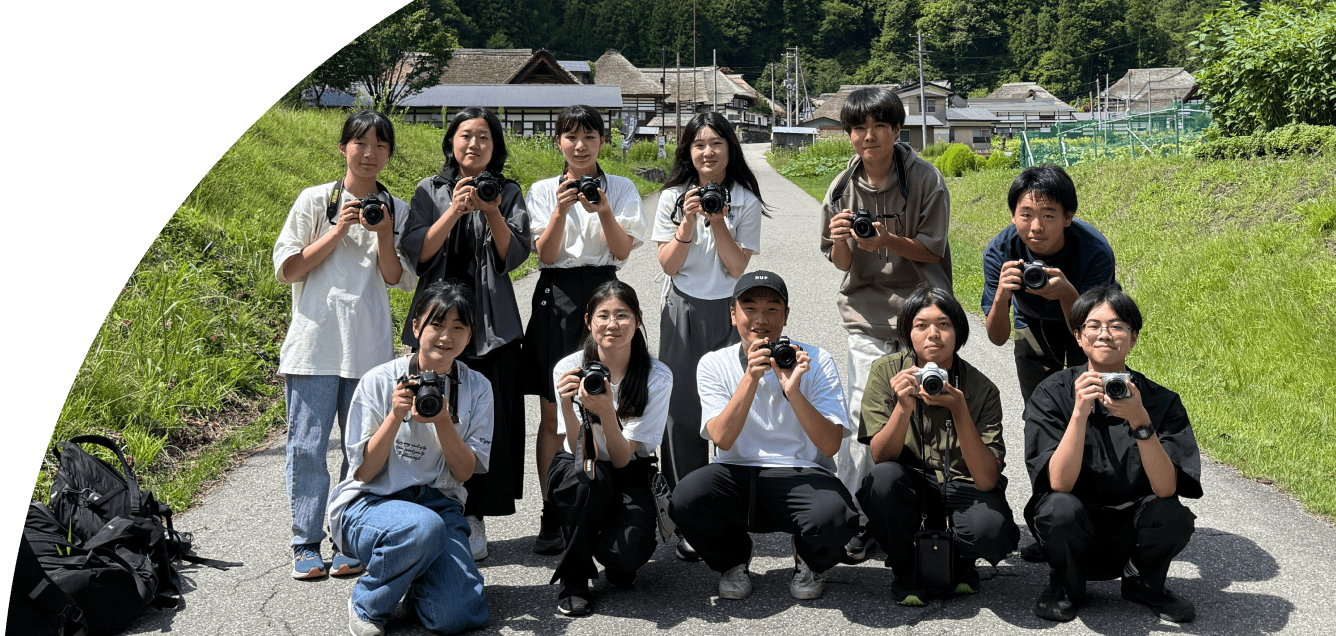 カメラを持った生徒の集合写真