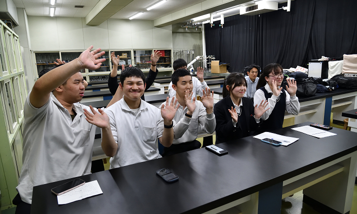 生徒達が手を振っている写真その1