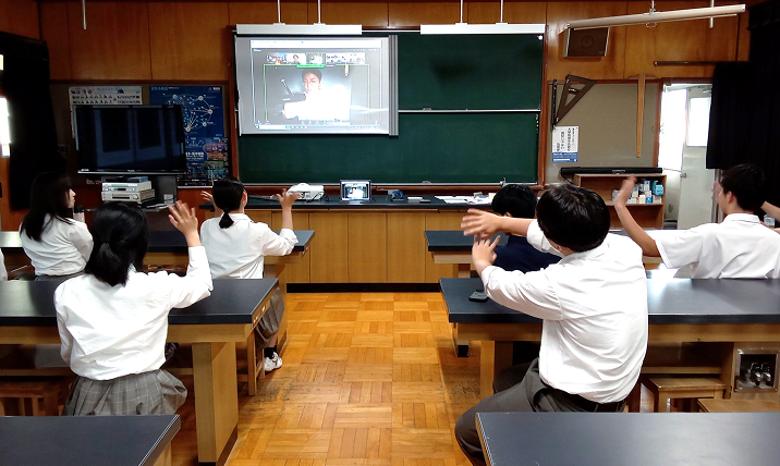 生徒達が手を振っている写真その2