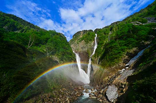 「信じるものは、救われる？」（富山県・称名滝）