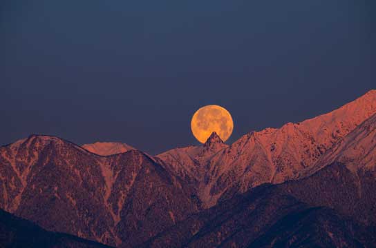 月を追う（長野県松本市）