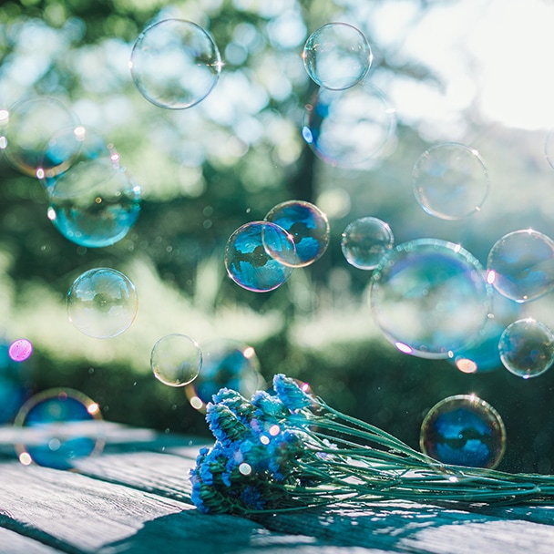 ＜シャボン玉＞儚くも美しい瞬間を。心奪われるシャボン玉写真