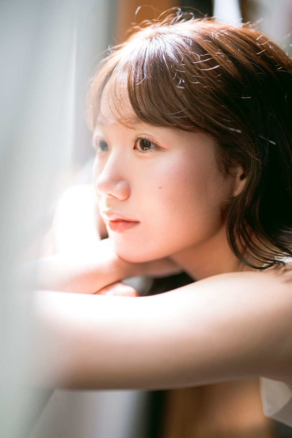 浅い被写界深度で手前の瞳以外はぼかし、モデルさんの眼差しをより印象的に