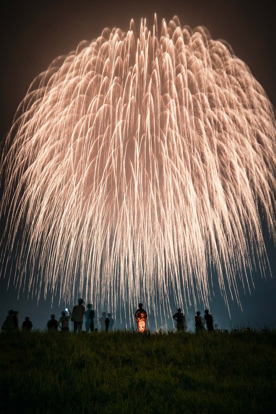 花火を画角いっぱいに入れ、スケール感を表現