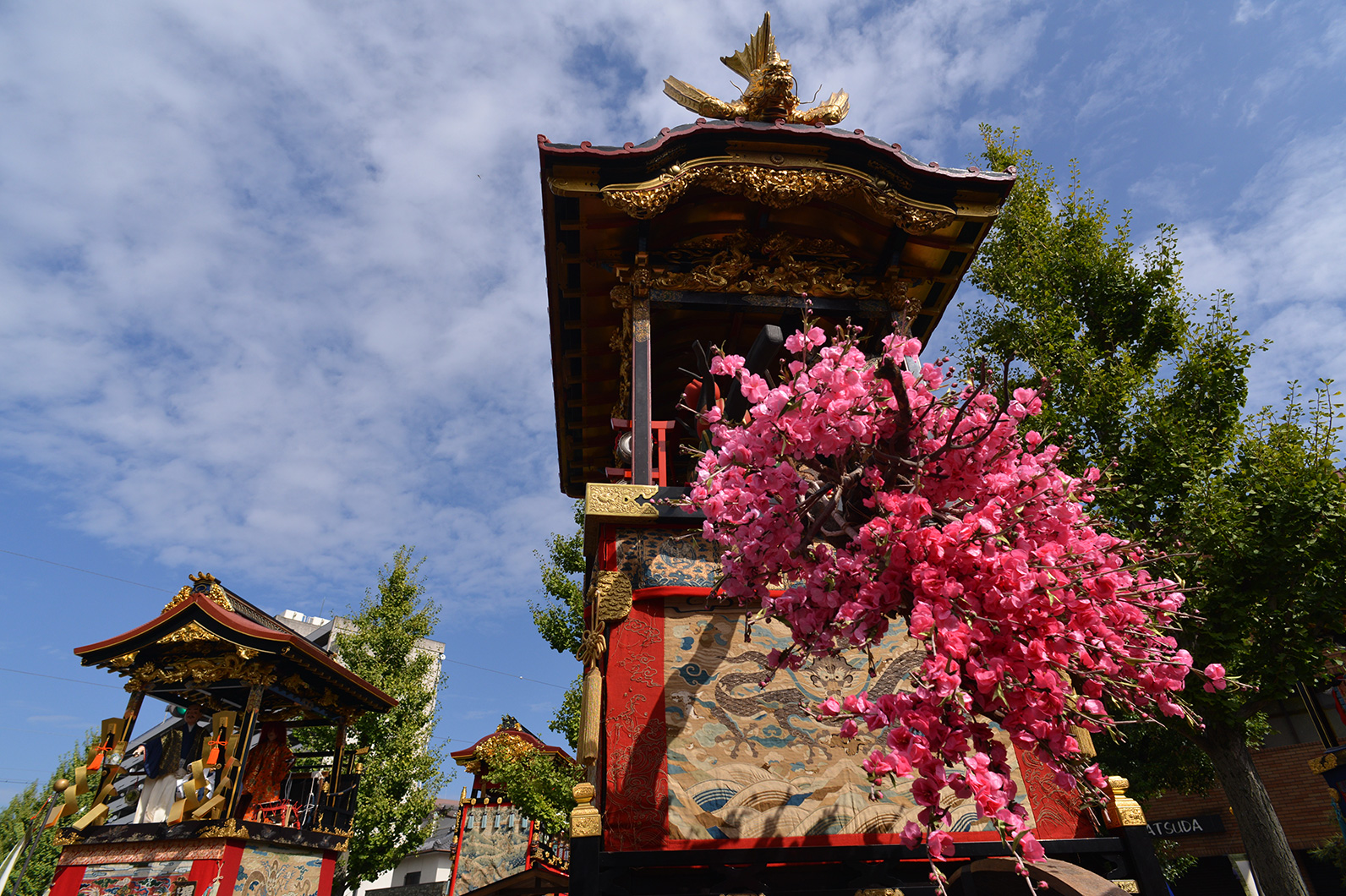 澄んだ空気の中で秋祭りを撮る