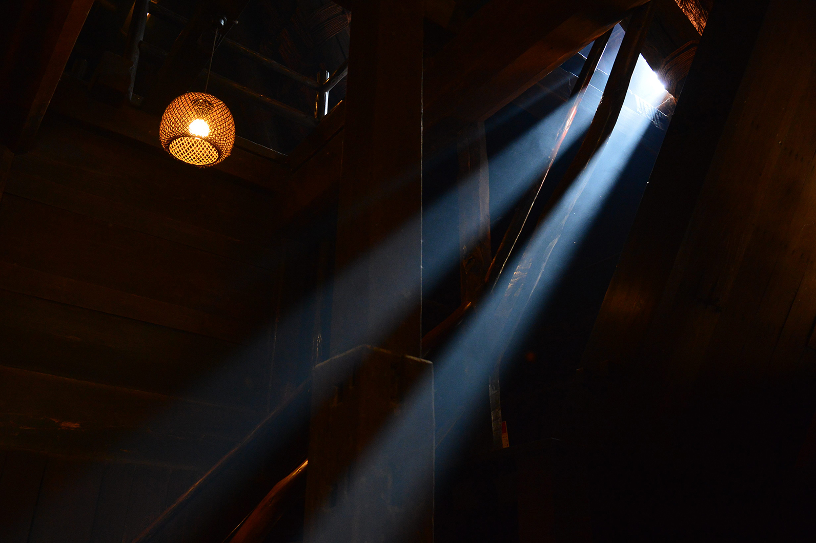 屋内を照らす灯り