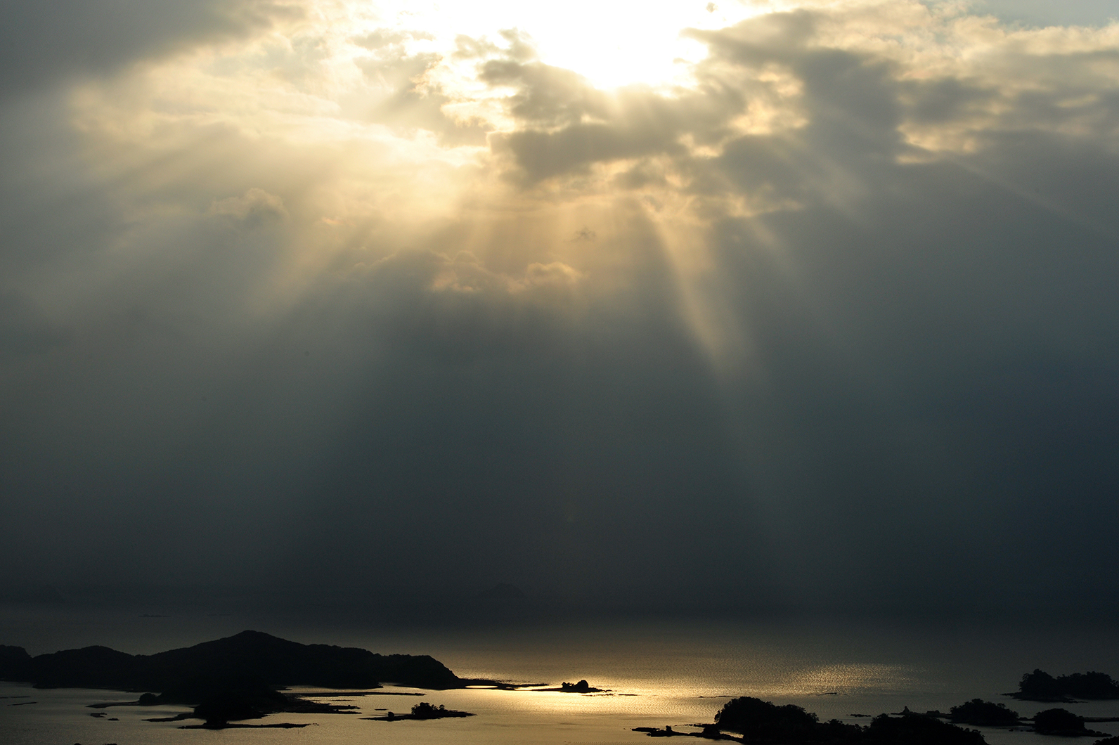 雲間から差す光