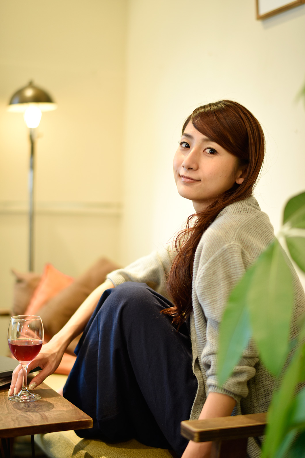 室内の照明を利用したリラックスムードのポートレート