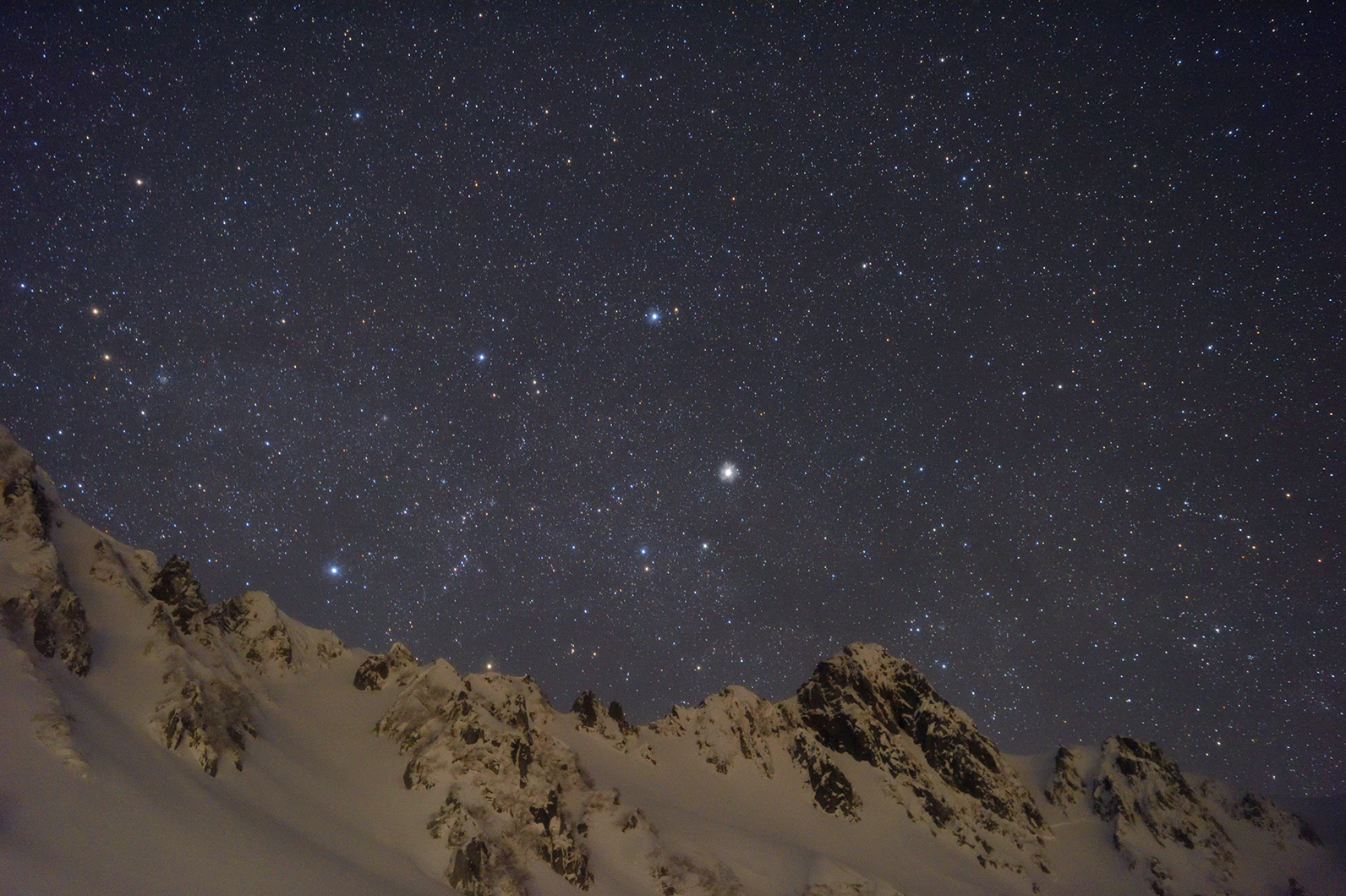 真冬の山並みに沈むぎょしゃ座と天ノ川