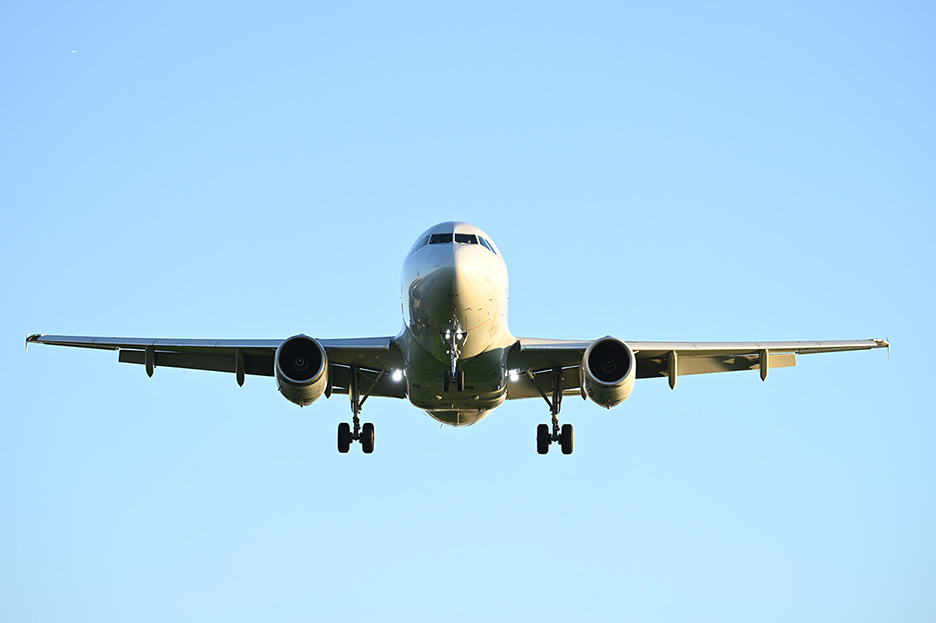 軽量かつ強力な手ブレ補正により、手持ちでも飛行機や鳥などの撮影が可能