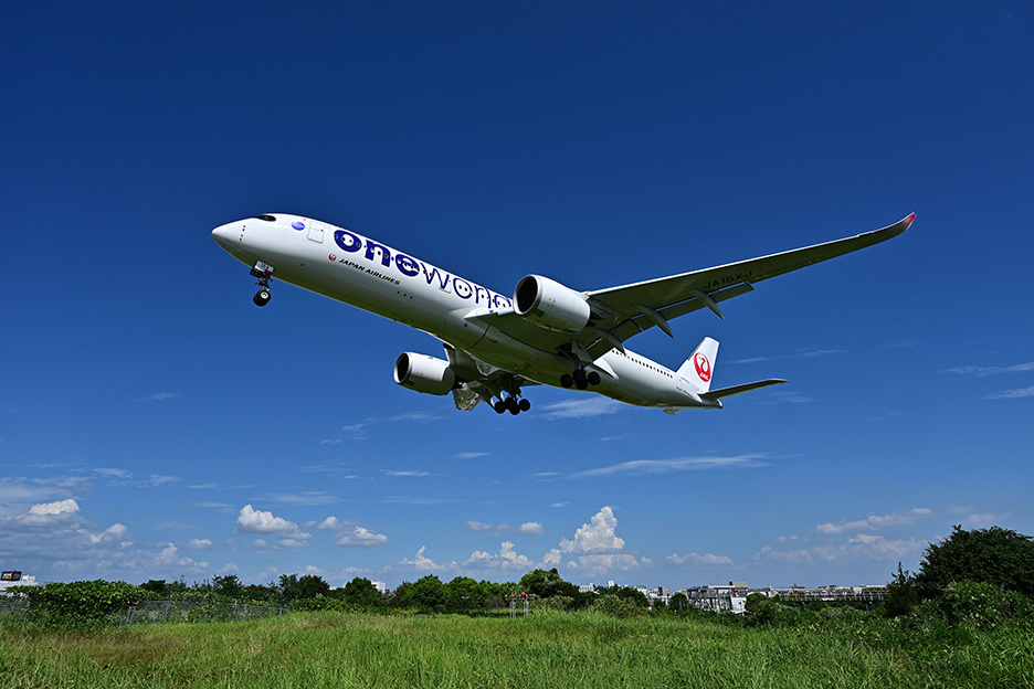 NIKKOR Z 14-30mm f/4 Sで近い場所から撮影した飛行機写真