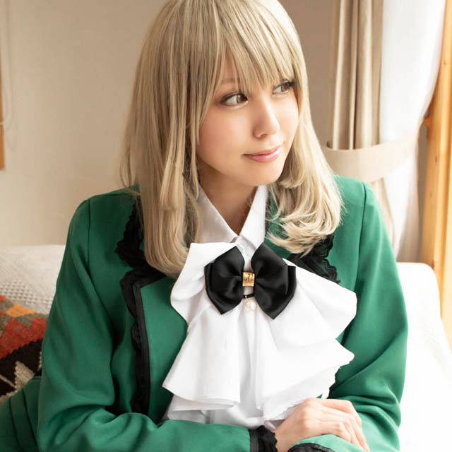 やわらかい自然光を活かした、窓際のソファに座る女性の写真。