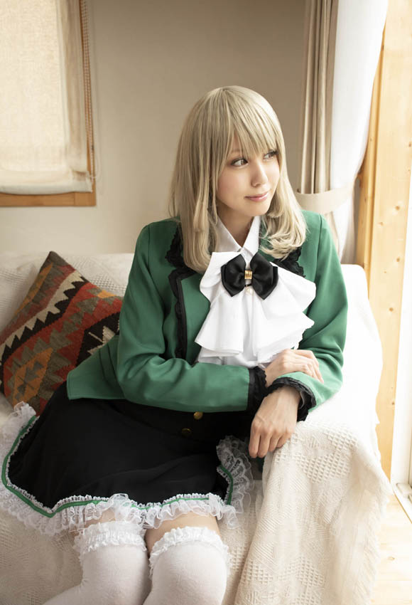 やわらかい自然光を活かした、窓際のソファに座る女性の写真。