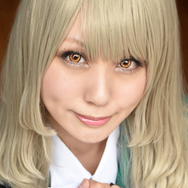 瞳に光が写り込み生き生きとした表情で微笑むの女性の写真。