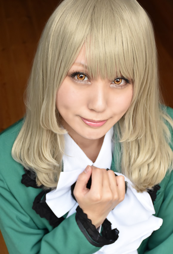 瞳に光が写り込み生き生きとした表情で微笑むの女性の写真。