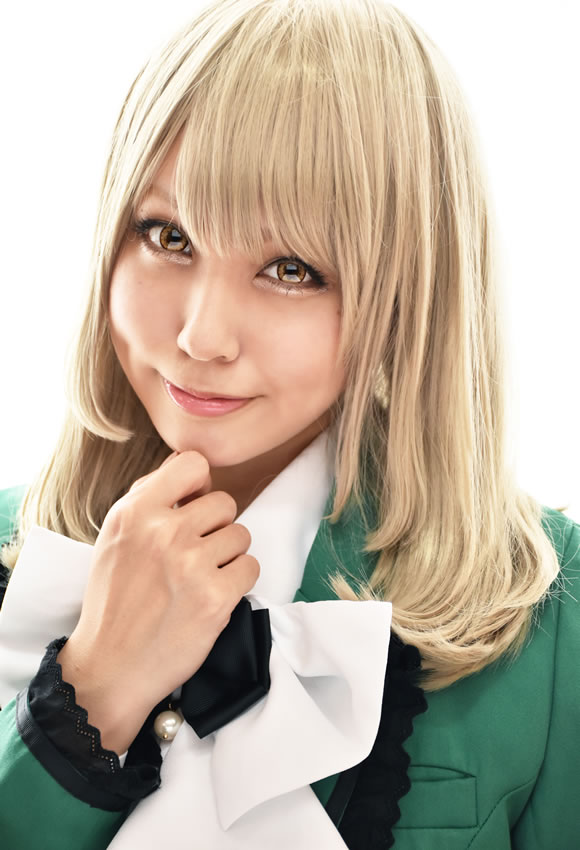 窓を背に微笑む女性の写真。