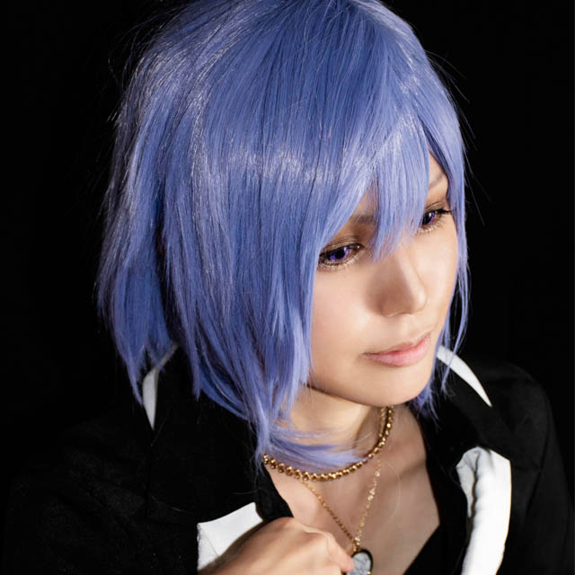 鼻筋やあごの陰影が強調された男装の女性の写真。