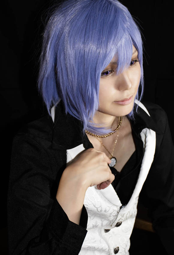 鼻筋やあごの陰影が強調された男装の女性の写真。