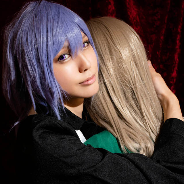 男女2人の抱擁シーンに見えるが、実は後ろ向きの女性はウィッグやクッションなどを使ったダミーである写真。