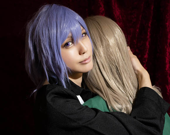 男女2人の抱擁シーンに見えるが、実は後ろ向きの女性はウィッグやクッションなどを使ったダミーである写真。