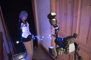 自宅でできる、電飾を使った前ボケ写真の撮影風景。詳細は本文内。