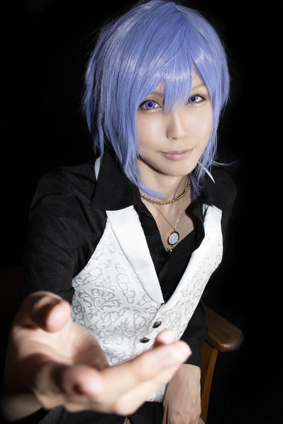 写真データ現像ソフト「Capture NX-D」で編集する前の男装の女性の写真。