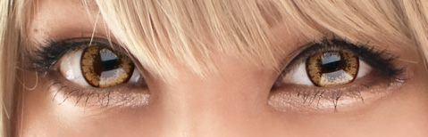 窓を背に微笑む女性の両目部分の拡大写真。