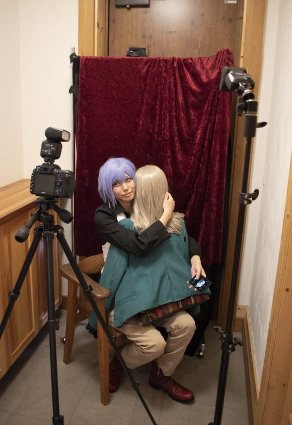 一人でもできる一人二役写真の撮影風景。詳細は本文内。