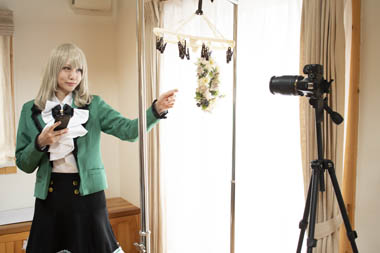 自宅でできる、造花を使った前ボケ写真の撮影風景。詳細は本文内。