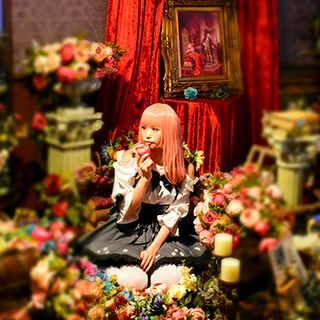 カメラ内蔵の画像加工機能「ミニチュア」で加工した、ドールハウスの人形のように見える女性の写真。