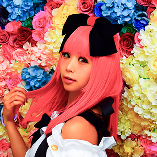 カメラ内蔵の画像加工機能「極彩色」で加工した、コントラストが強めの女性の写真。