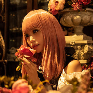 花を手にした女性の写真。