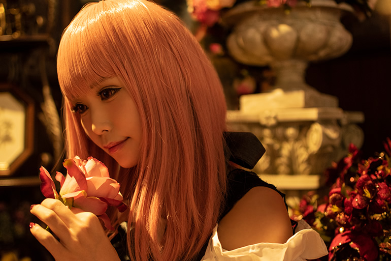 花を手にした女性の写真。