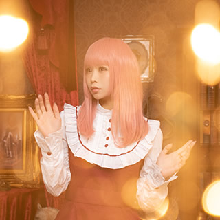 暖かみのある丸い光に囲まれているように見える女性の写真。