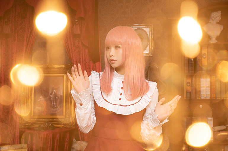 暖かみのある丸い光に囲まれているように見える女性の写真。詳細は本文内。