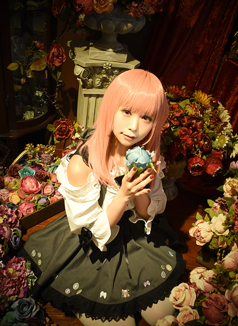 カメラ内蔵の画像加工機能「トイカメラ」で加工した、トイカメラで撮影したような女性の写真。