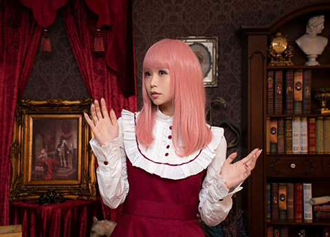 クラシカルな調度品に囲まれた室内にいる女性の写真。