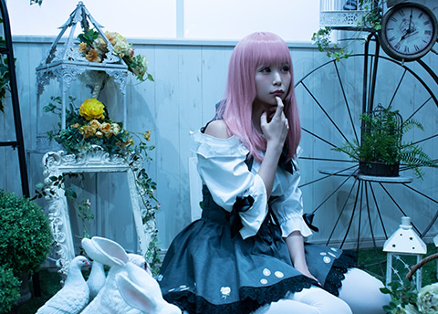 ホワイトバランスを「電球」に設定して、青みがかった色合いに加工した女性の写真。詳細は本文内。