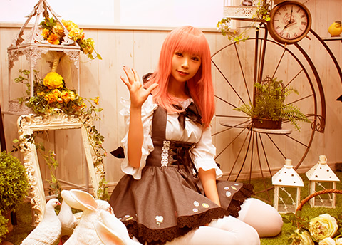 ホワイトバランスを「晴天日陰」に設定して、赤みがかった色合いに加工した女性の写真。詳細は本文内。