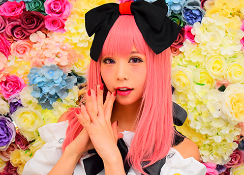 カメラ内蔵の画像加工機能「ポップ」で加工した、色鮮やかな女性の写真。