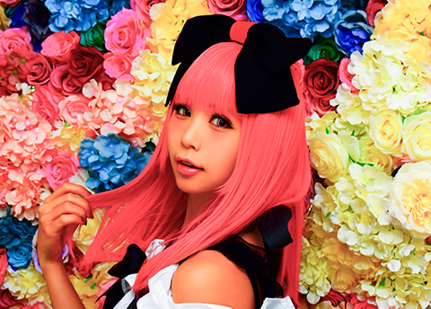 カメラ内蔵の画像加工機能「極彩色」で加工した、コントラストが強めの女性の写真。