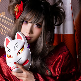 狐のお面で口元を隠してこちらを見つめる、赤い着物の女性の写真。