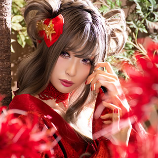 彼岸花越しに赤い着物の女性を撮影した写真。