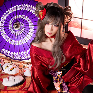 障子越しに光が射す和室で横座りする赤い着物の女性の写真。