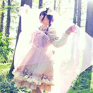 ヴェールを纏い、森の中を散策する女性の写真