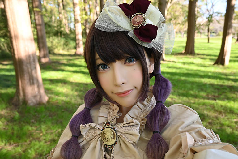 木立の前で撮影した女性の「自分撮り」の写真。