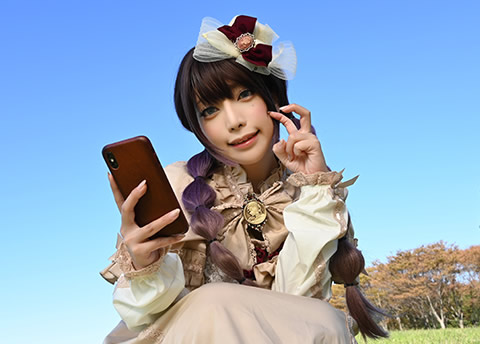 スマホを操作して「自分撮りした」女性の写真。