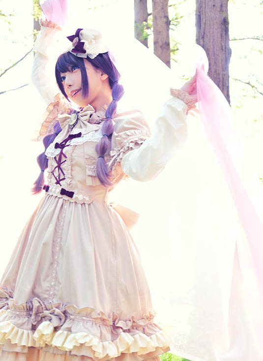 ヴェールを纏い、森の中を散策する女性の写真。