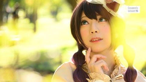 前ボケした小枝越しの女性の写真（動画サムネイル）。