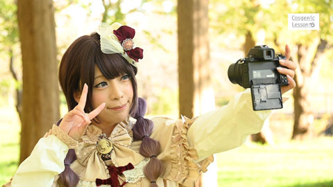 「自分撮り」でカメラに向かってピースサインで決める女性の写真（動画サムネイル）。